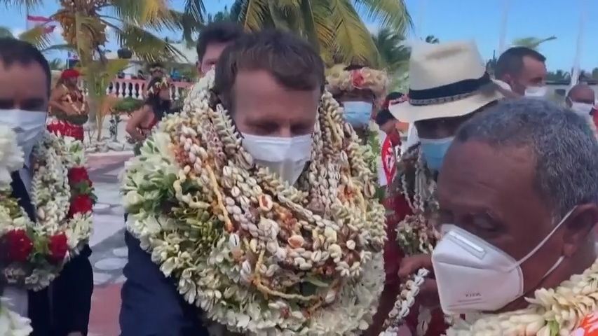 Video: Člověk-věnec. Macron dostal v Oceánii pořádnou nálož girland